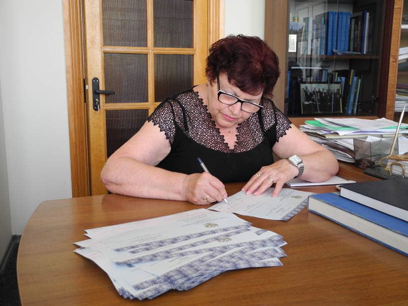 Е.Е. Совга подписывает дипломы выпускникам КФУ
