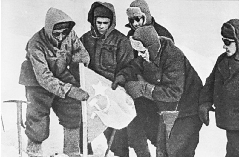 А.М. Гусев устанавливает флаг СССР