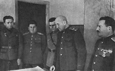 А.М. Гусев рапортует командующему фронтом о подъеме советских флагов на Эльбрусе. Слева направо: А. М. Гусев, И. П. Абрамов, С. Е. Рождественский, П. И. Ефимов, И. В. Тюленев
