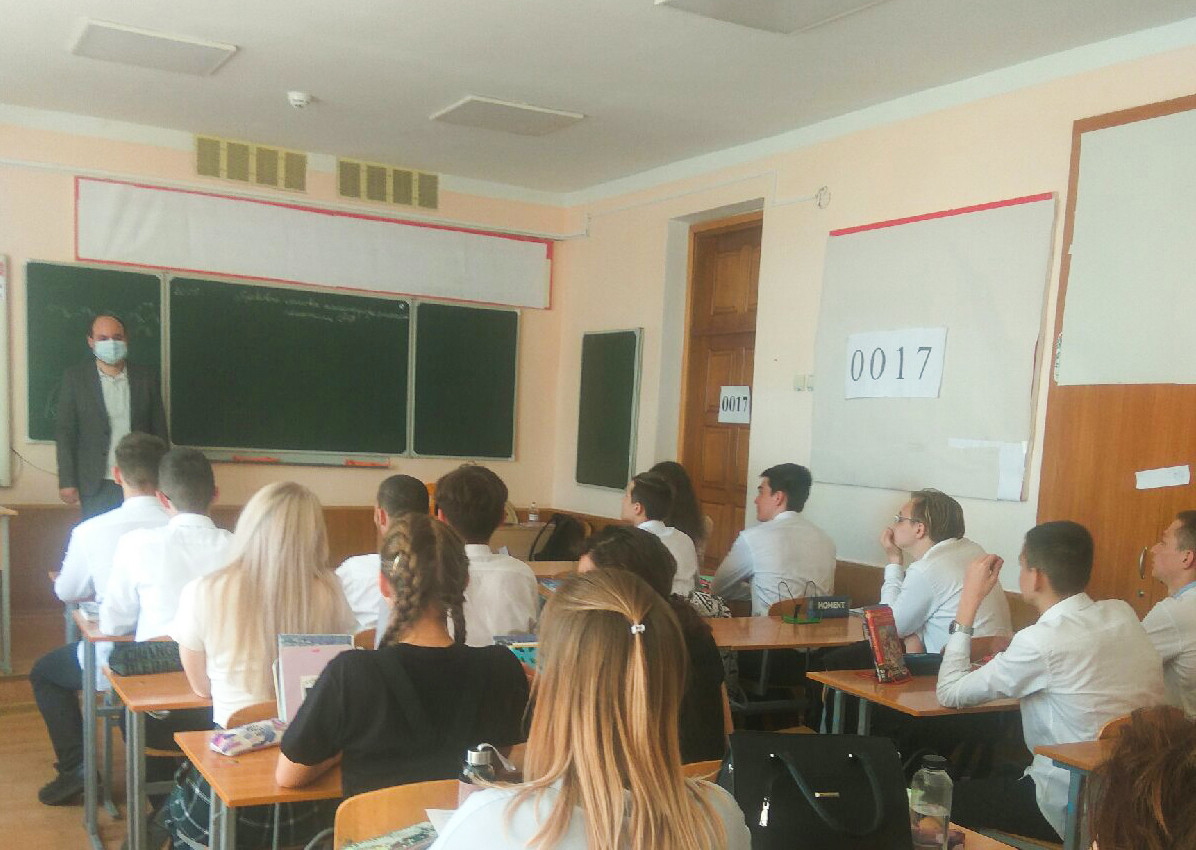 Д. Кременчуцкий ведет лекцию для школьников