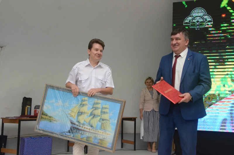 Георга-Копулос А.А. вручает подарок директору НБС