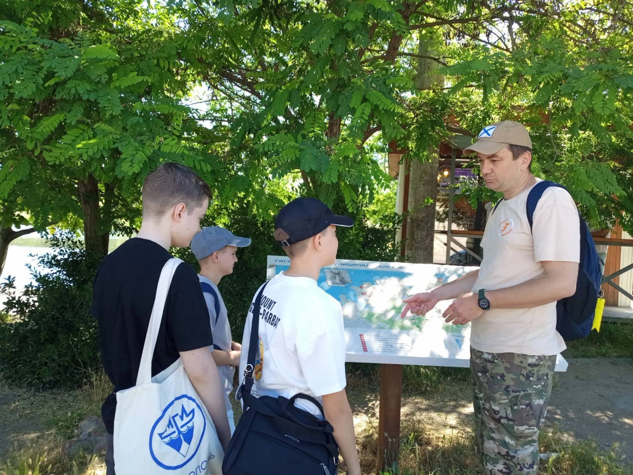 Школьники провели прибрежную экспедицию в бухте Омега